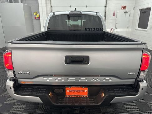 Used 2022 Toyota Tacoma Limited image 8
