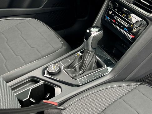 New 2025 Volkswagen Taos SE image 11