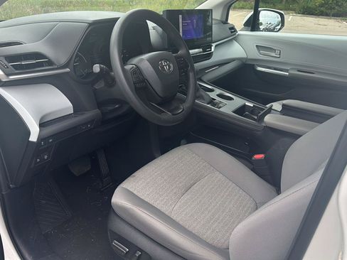 Used 2025 Toyota Sienna LE FWD image 11