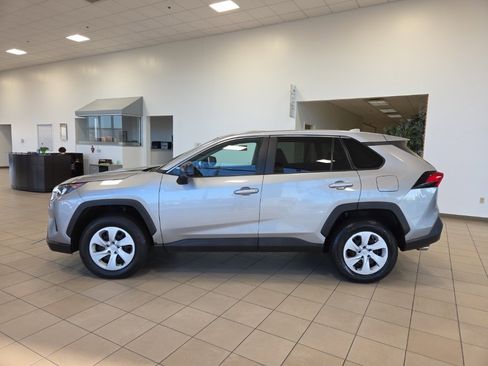 Used 2022 Toyota RAV4 LE image 2