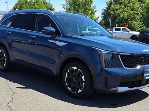 Used 2024 Kia Sorento S w/ Panoramic Sunroof Package FWD image 2