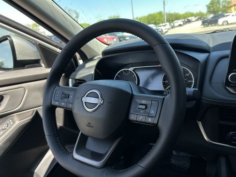 Used 2025 Nissan Rogue SV image 8