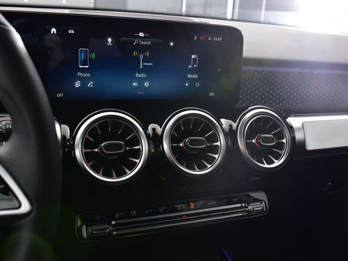 Certified 2025 Mercedes-Benz GLB 250 4MATIC image 18