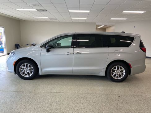 Used 2024 Chrysler Pacifica Touring-L image 10