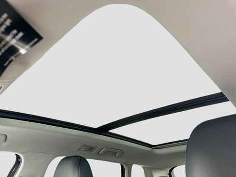 Certified 2025 Volkswagen Taos SE image 15