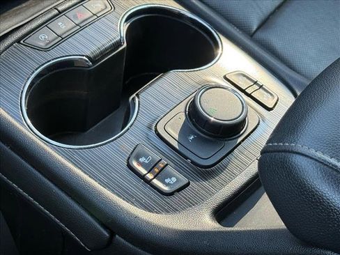 Used 2023 GMC Acadia SLT image 21