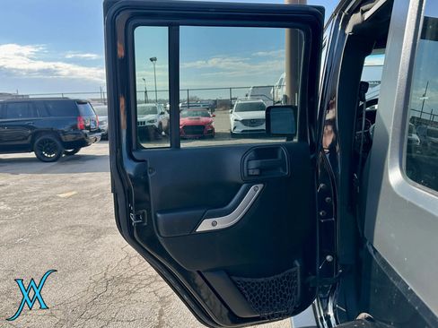 Used 2018 Jeep Wrangler Unlimited Sahara w/ Connectivity Group AWD/4WD image 20