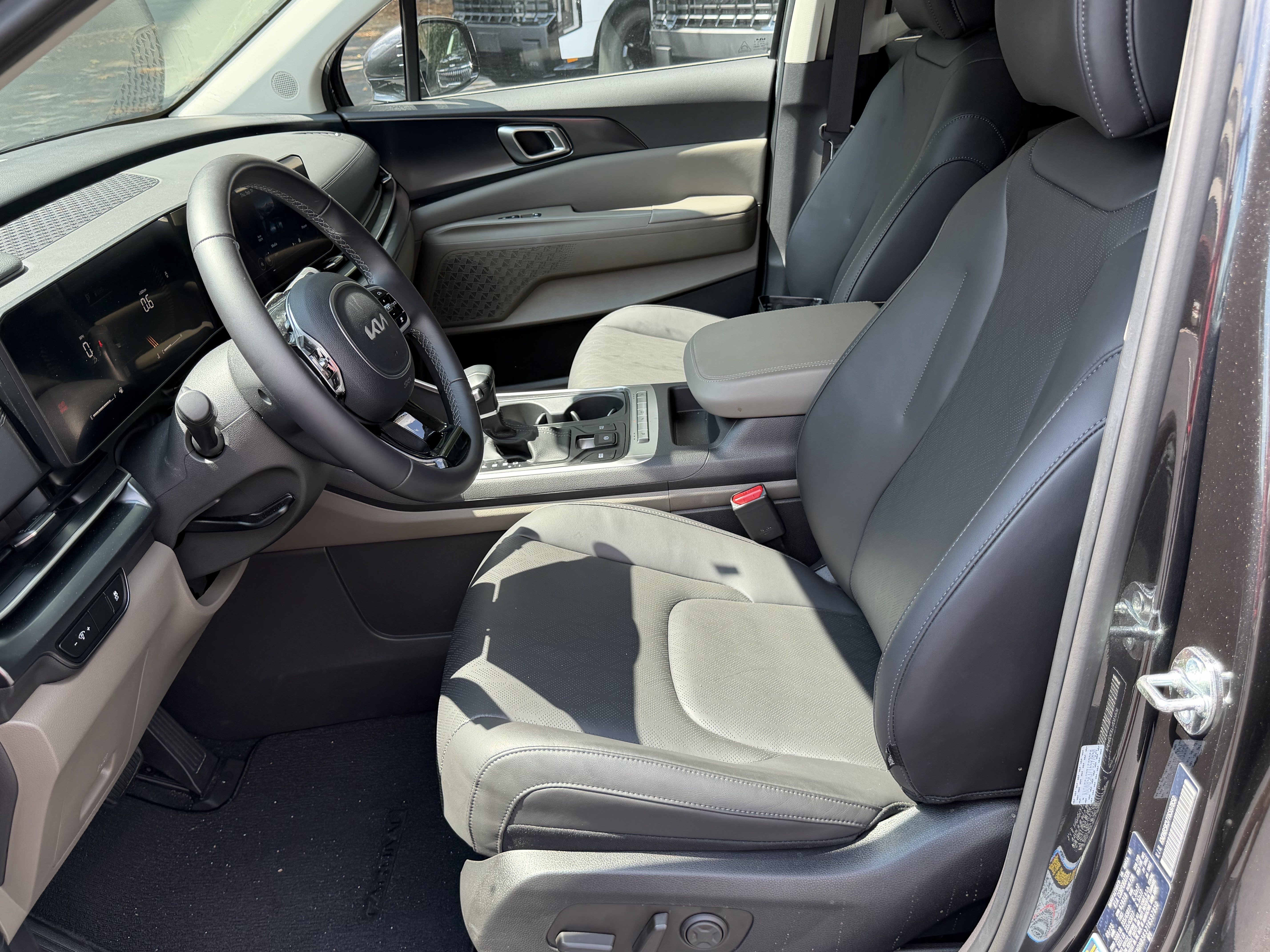 Certified 2026 Kia Carnival FWD image 9