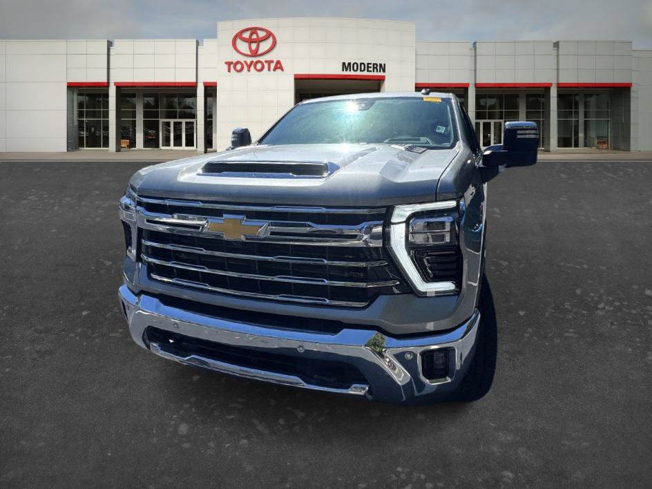 Used 2025 Chevrolet Silverado 2500 LTZ w/ LTZ Premium Package AWD/4WD image 1