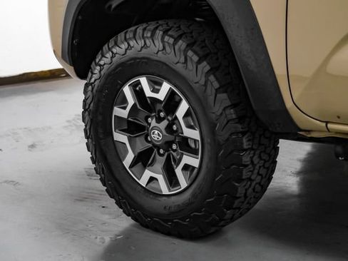 Used 2020 Toyota Tacoma TRD Off-Road w/ Advanced Technology Package AWD/4WD image 58