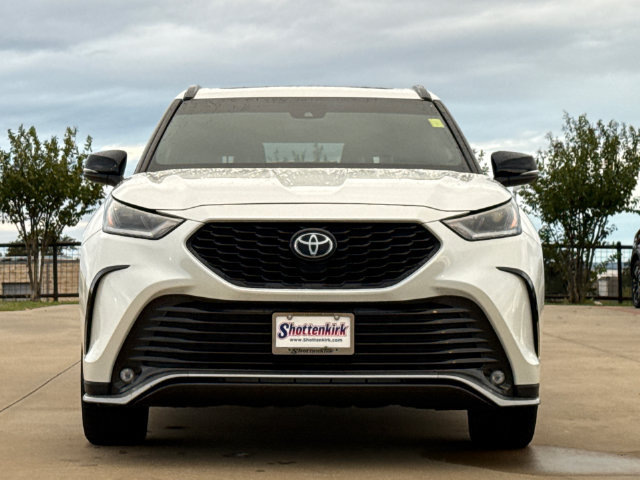 Used 2021 Toyota Highlander XSE FWD image 2