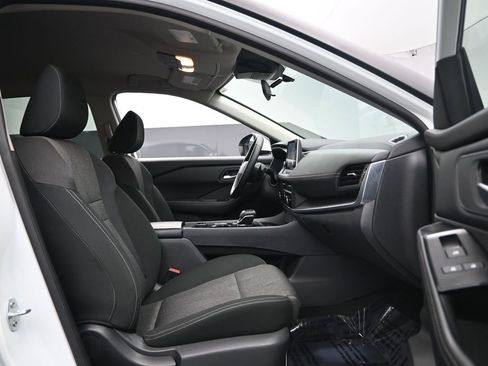 Used 2025 Nissan Rogue SV image 27