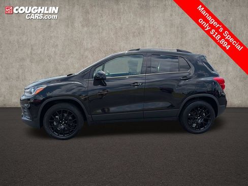 Used 2022 Chevrolet Trax LT w/ Midnight Edition AWD/4WD image 4