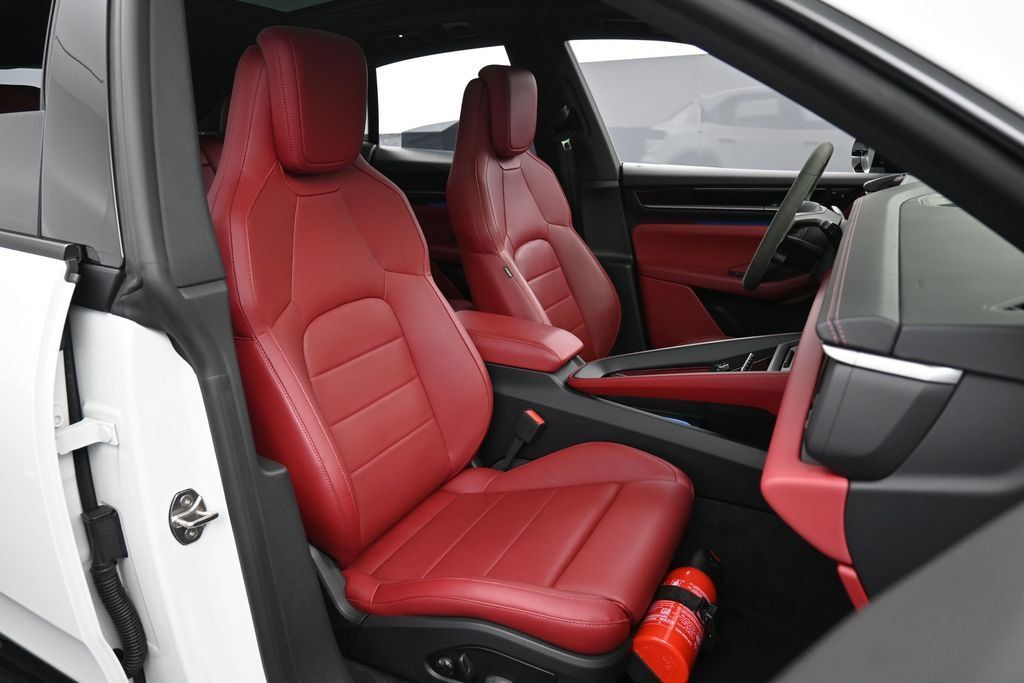 Certified 2025 Porsche Macan 4S Electric AWD/4WD image 29