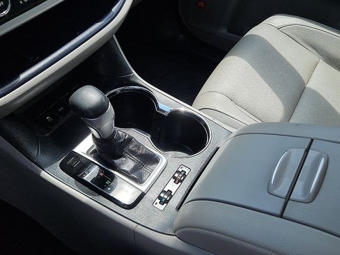 Used 2019 Toyota Highlander Limited FWD image 20