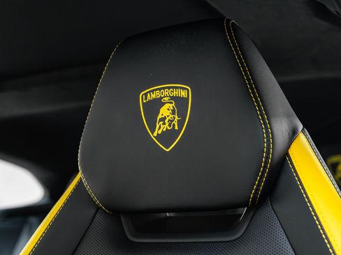 Used 2025 Lamborghini Urus SE AWD/4WD image 55