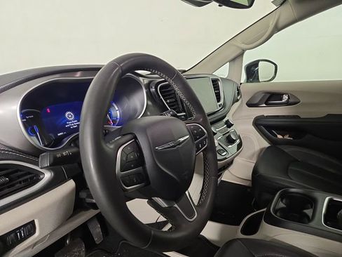 Used 2024 Chrysler Pacifica Limited FWD image 14