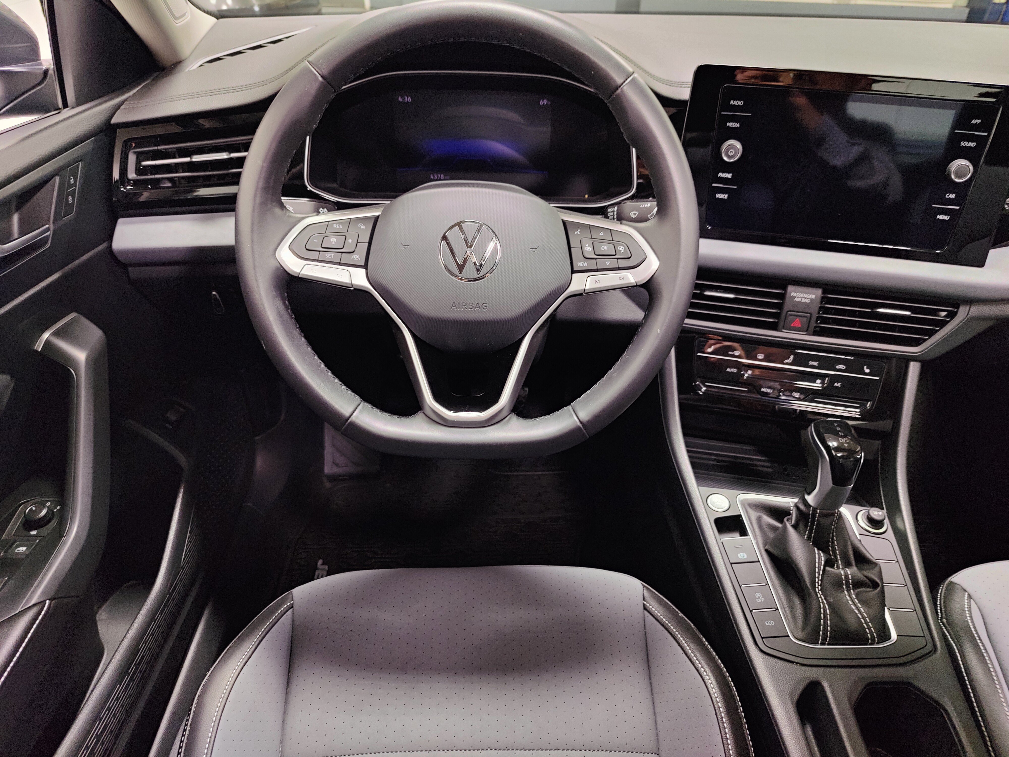 Used 2026 Volkswagen Jetta SE FWD image 14
