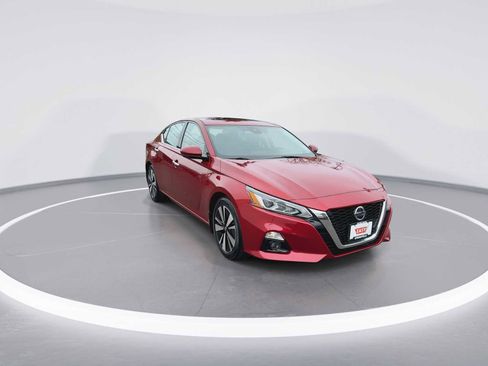 Used 2020 Nissan Altima 2.5 SV image 2