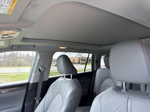 Used 2023 Toyota Highlander Platinum image 28