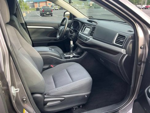 Used 2019 Toyota Highlander LE AWD/4WD image 31