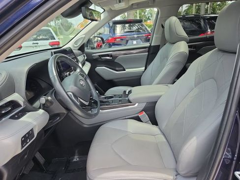 Used 2023 Toyota Highlander Platinum FWD image 11