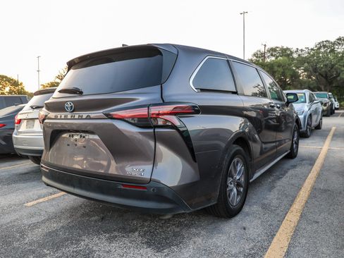 Used 2022 Toyota Sienna XLE FWD image 7