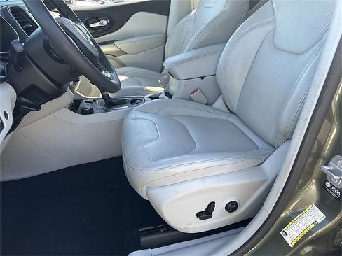 Used 2021 Jeep Cherokee Latitude Lux w/ Comfort/Convenience Group image 13