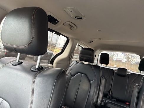 Used 2020 Chrysler Pacifica Touring-L image 16