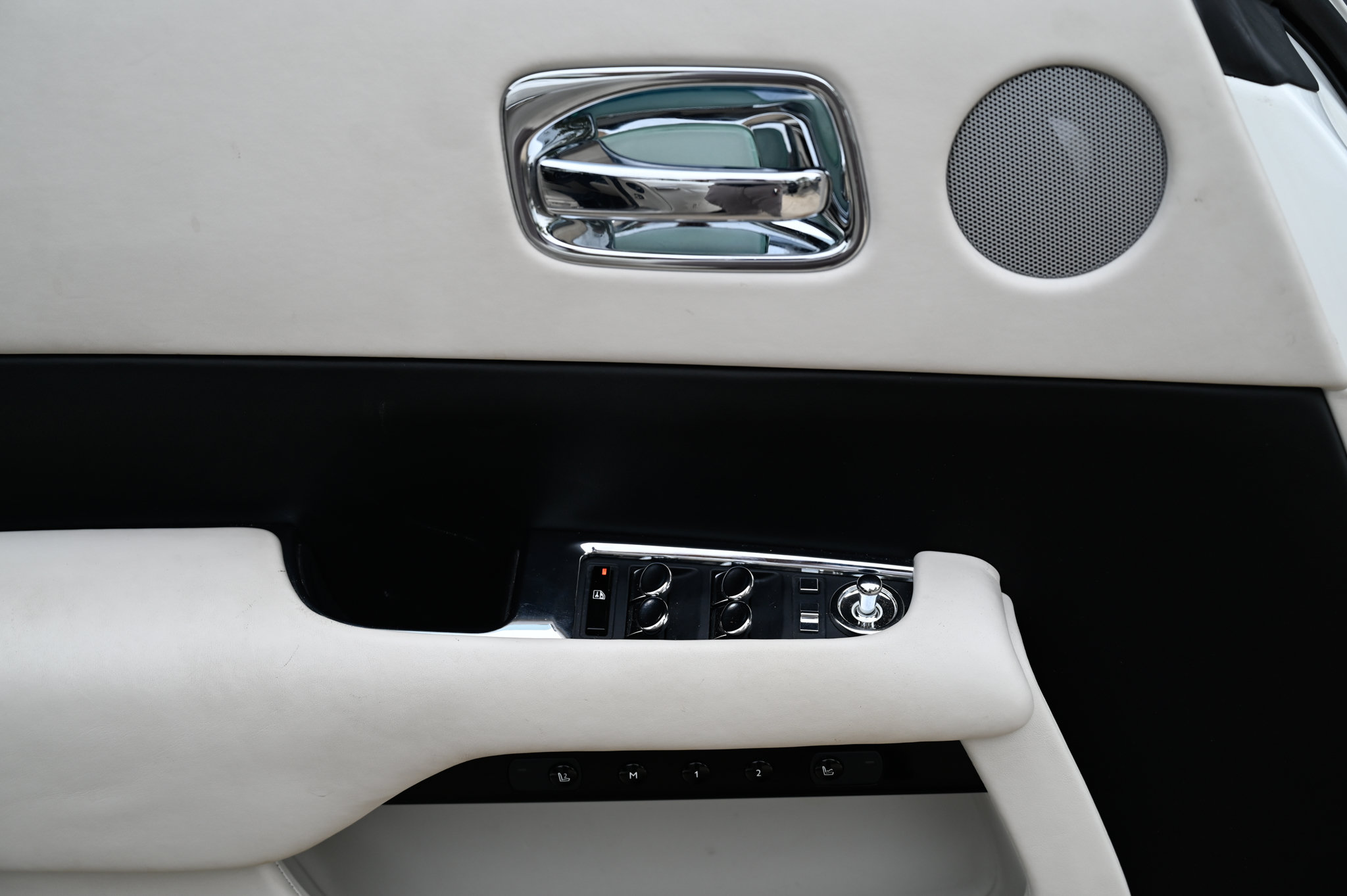 Used 2018 Rolls-Royce Dawn RWD image 23