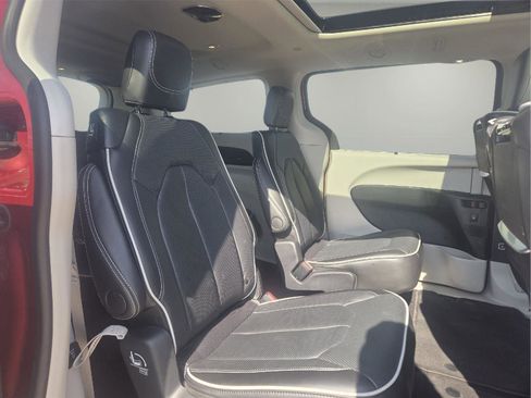 Used 2024 Chrysler Pacifica Limited w/ Uconnect Theater Family Group image 25