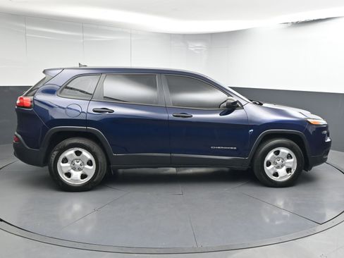 Used 2016 Jeep Cherokee Sport image 9