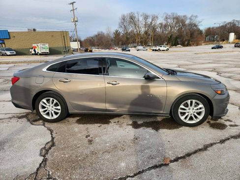 Used 2017 Chevrolet Malibu LT image 2