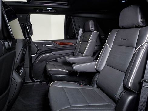 Used 2024 Cadillac Escalade Premium Luxury w/ Performance Package image 19