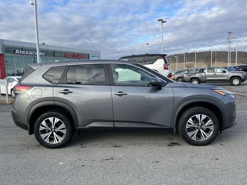 Used 2023 Nissan Rogue SV image 2