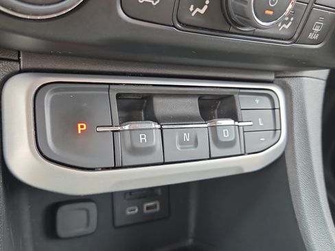 Used 2023 GMC Acadia SLT FWD image 25
