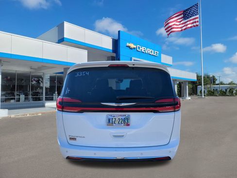 Used 2024 Chrysler Pacifica Touring-L image 5