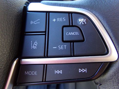 Used 2024 Toyota Sienna XLE image 47