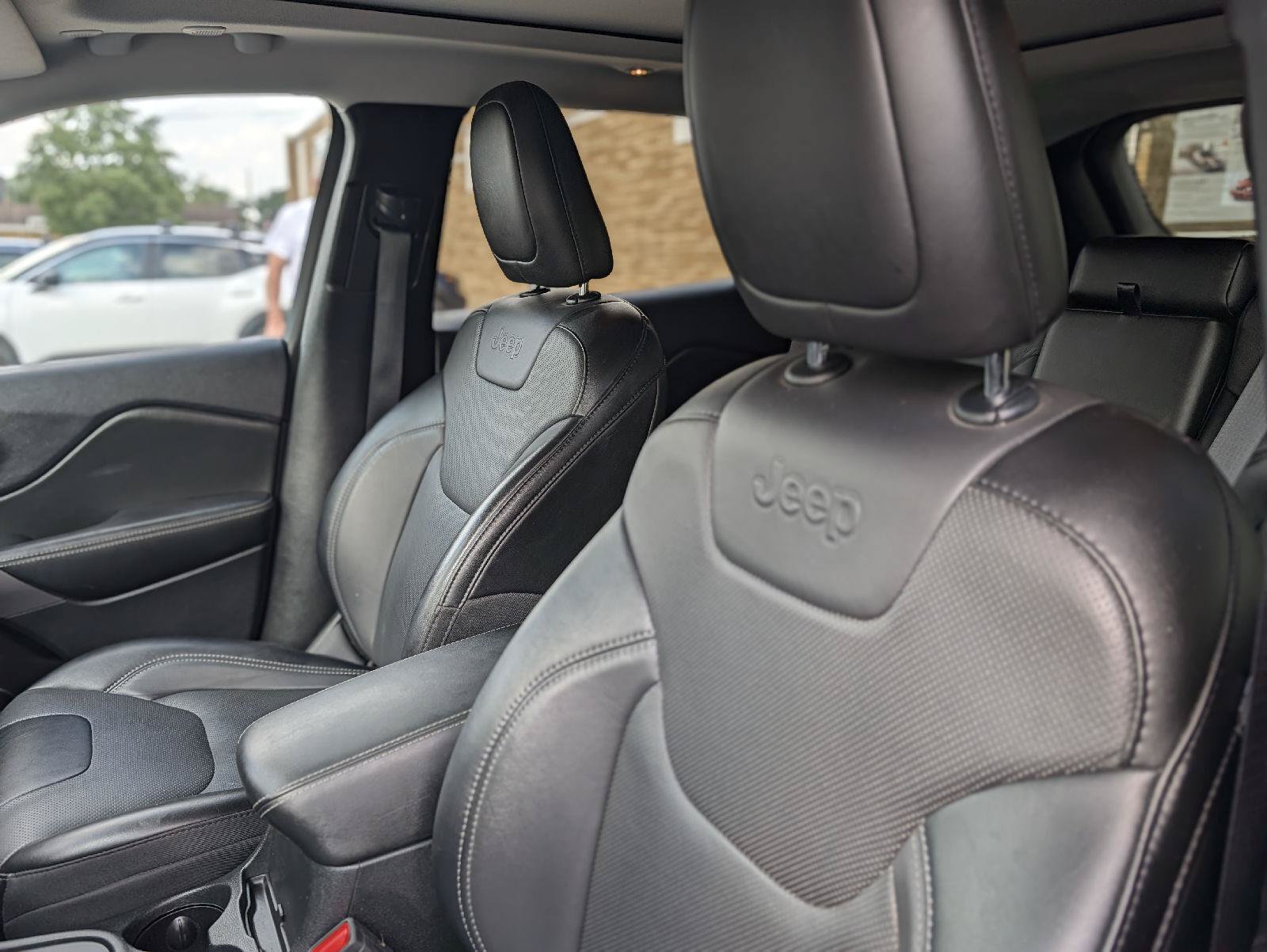 Used 2022 Jeep Cherokee Limited AWD/4WD image 29