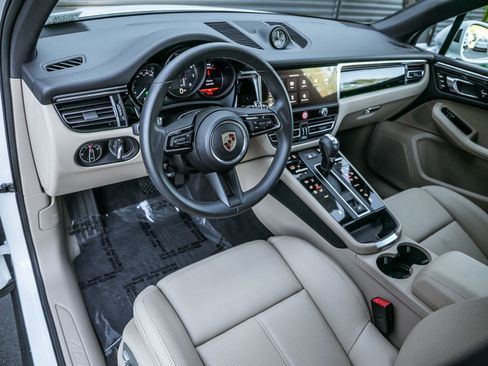 Certified 2026 Porsche Macan AWD/4WD image 4