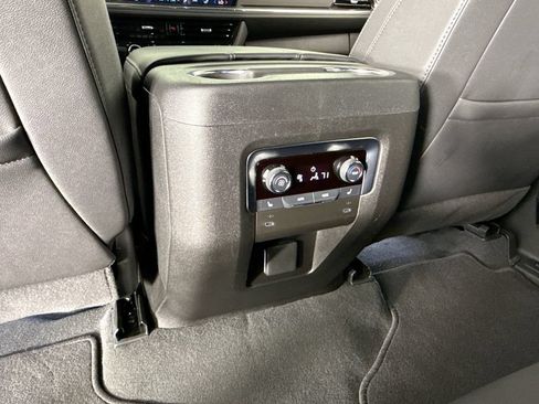 Used 2025 Chevrolet Suburban LT w/ Comfort Package RWD image 18