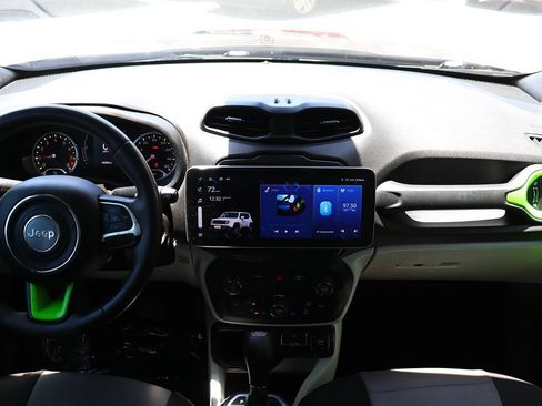 Used 2018 Jeep Renegade Latitude FWD image 33