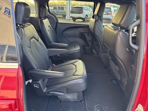 Used 2025 Chrysler Pacifica Select image 20