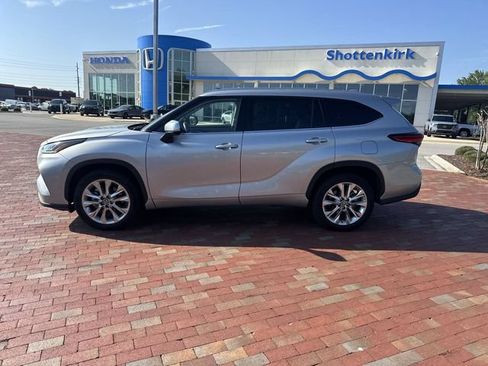 Used 2021 Toyota Highlander Limited FWD image 3
