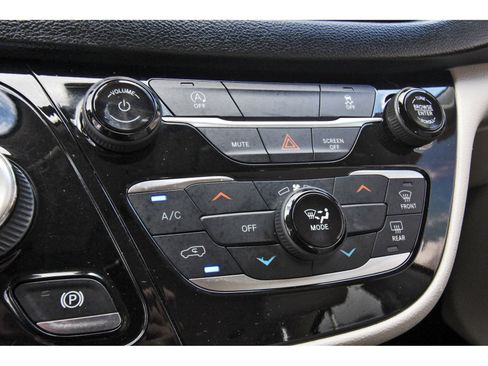 Used 2021 Chrysler Voyager Lxi image 28