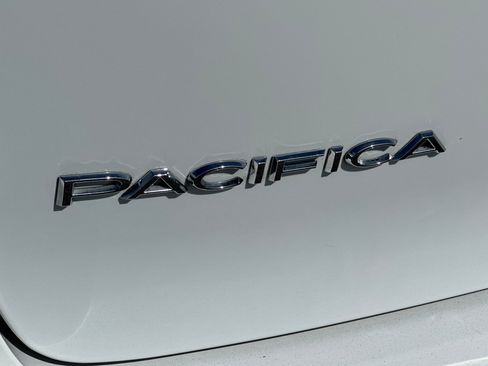 Used 2023 Chrysler Pacifica Touring-L FWD image 26