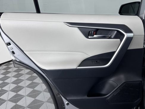 Used 2019 Toyota RAV4 XLE Premium image 22