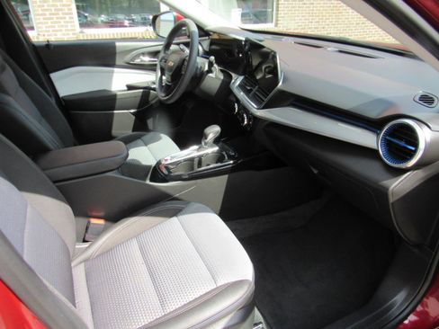 Used 2025 Chevrolet Trax LT FWD image 29