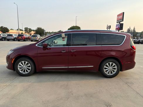 Used 2019 Chrysler Pacifica Touring-L FWD image 5