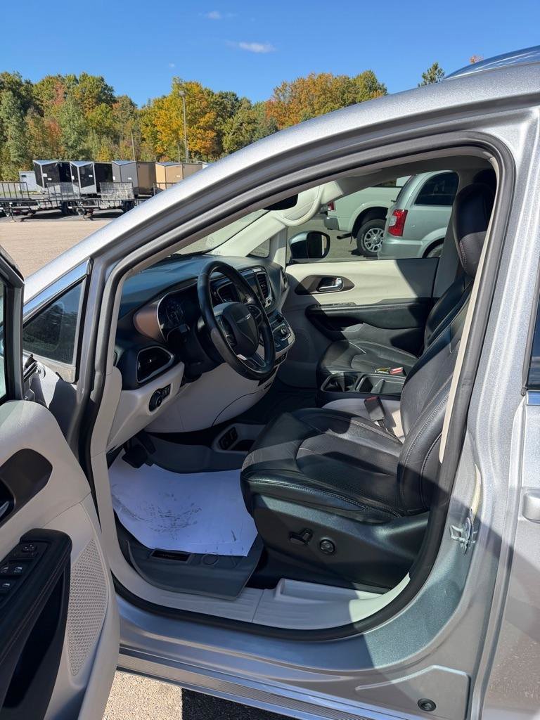 Used 2019 Chrysler Pacifica Touring-L FWD image 10